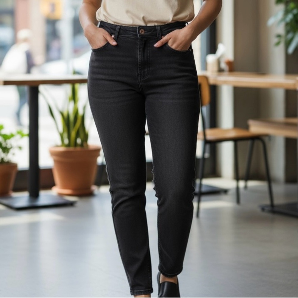 Gloria Vanderbilt Jeans Black Classic Beaded  Stretch Size 6 Straight Leg